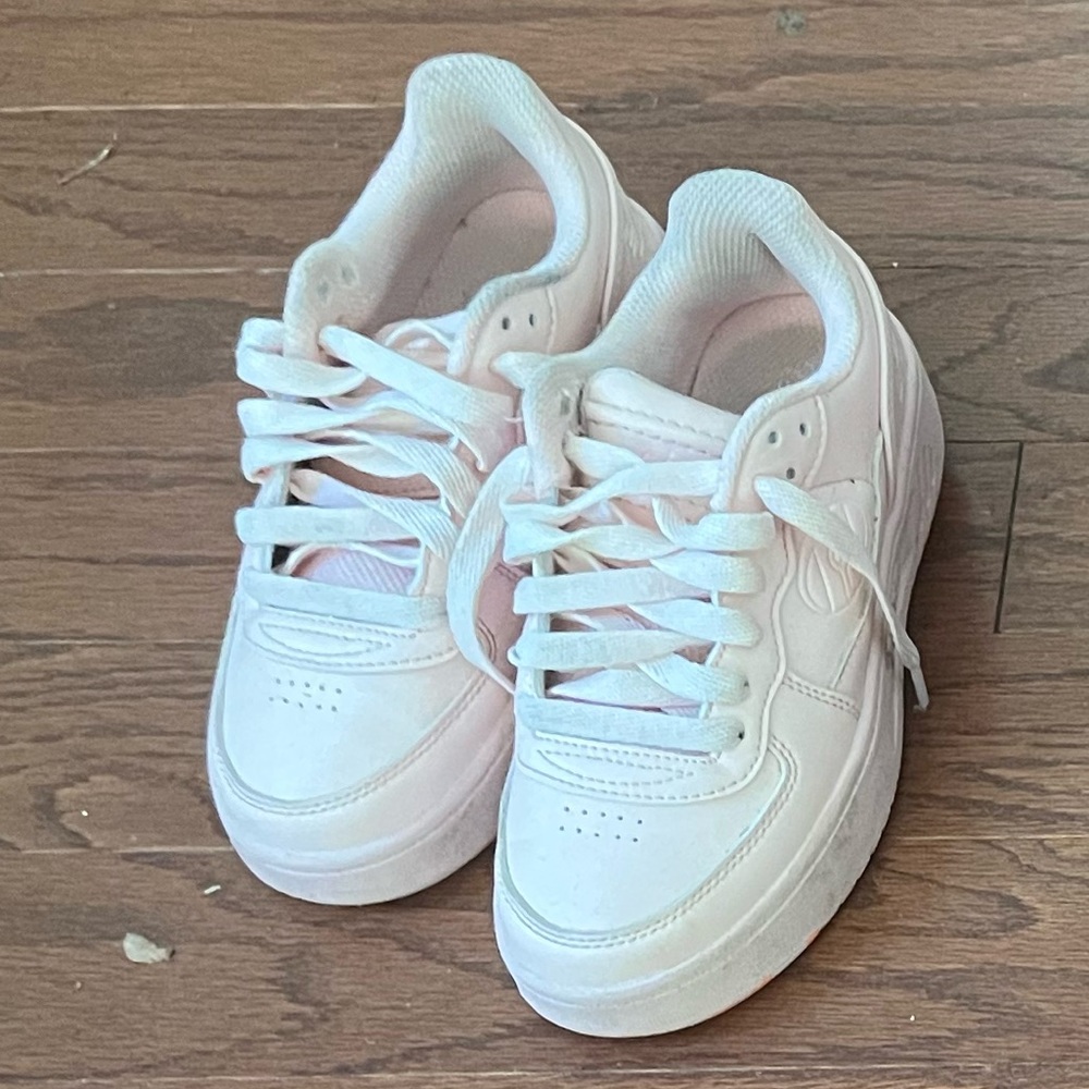 Selling barely used girl’s pink heelys that were worn 2x’s